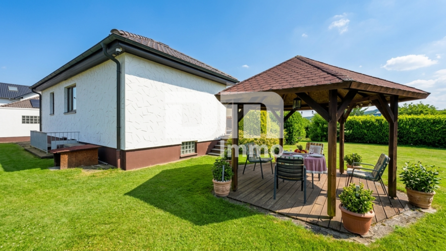 Solider Familien-Bungalow mit großem Potenzial in ruhiger Lage mit Wintergarten und Garage - Gartenbereich